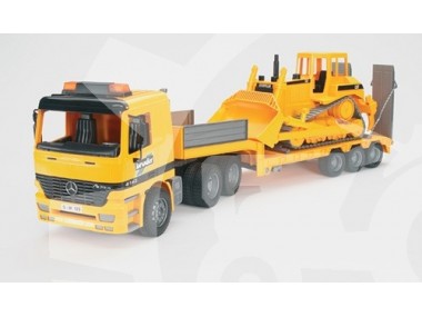 Ciężarówka Mercedes z naczepą i buldożerem CAT